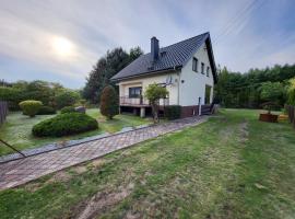 Ferienhaus am Waldrand in der Nähe eines Badesees，位于迪拉基的酒店