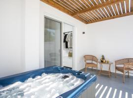 Calma Luxury Studios & Suites，位于法里拉基的带按摩浴缸的酒店