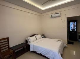 Rak palace inn，位于Ayūr的酒店