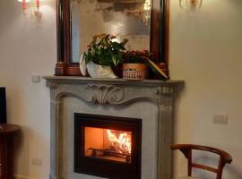 Il Monsignore - Finnish WoodenJacuzzi and Stunning Lake Views，位于切尔诺比奥的酒店