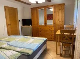Ferienzimmer Oelhaf Zimmer in Grau Self Check-In mit Key Tresore