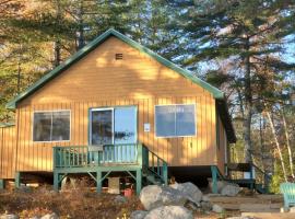 Beautiful lakefront cottage, Ambajejus Lake，位于Millinocket的酒店