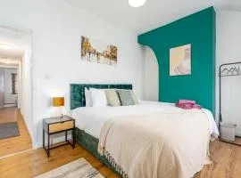 Modern 3 bedroom House - Parking - Sleeps 6