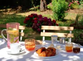 Auberge Sainte-Gemme，位于Sainte-Gemme的带停车场的酒店