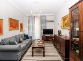 Charming & Authentic Gem - Walk to Port & Shops!，位于帕特雷的自助式住宿