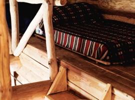 Cozy cabin by the lake in ecological farm Kemešys，位于Šiškiniai的酒店