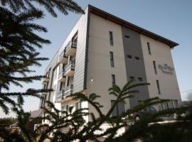Aparthotel "Queen Zina"，位于弗拉西克的酒店