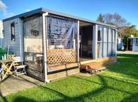 Te Puru B8 - 2 bedroom chalet，位于Te Puru的酒店