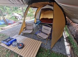 corak alam glamping，位于Tangkubanperahu的豪华帐篷