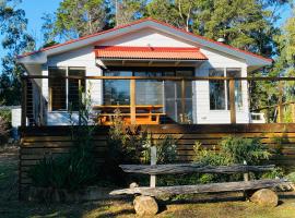 Fully fenced, wrap around decks, water on 3 sides，位于Lunawanna的度假屋