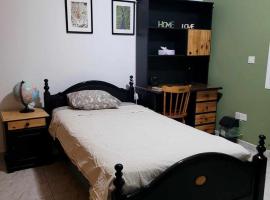 Beautiful bedroom，位于利马索尔的酒店