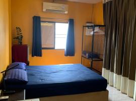 Private room with AC and fan, near Rajapruek Park，位于清迈的酒店