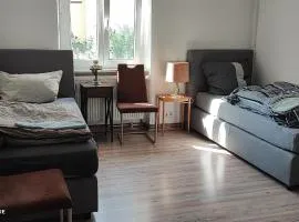 Monteurwohnung bei Würzburg bis 6 Personen mit gratis Parklätzen und Grill und WLAN 3x Schlafzimmer und Grill