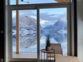 Holiday cabins with unmatched lake view in Jølster，位于谢伊的度假屋