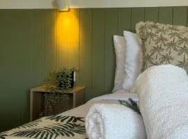 The Highlander Motel - 24HR Check In