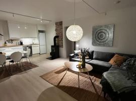 Sentral og lys leilighet med stor uteplass og gratis parkering，位于桑内斯的酒店