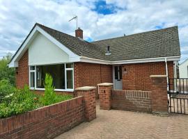 BEAUTIFUL 5 BEDROOM BUNGALOW, SLEEPS 7, in CALNE，位于卡恩的酒店