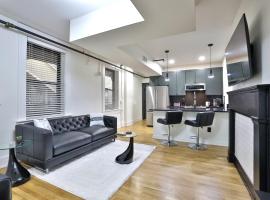 NEW UrbanMiNimalist Condo in OTR with Parking，位于辛辛那提的酒店