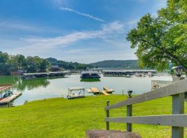 Kingsport Boone Lake Hideaway with Deck and Views!，位于三城地区机场 - TRI附近的酒店