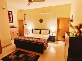 The Yellow House - Couple's Getaway in Gomti Nagar- 1 BHK，位于勒克瑙的酒店