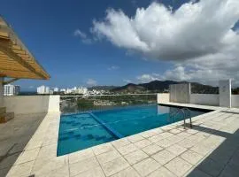 Apartamento moderno con vistas y piscina en la terraza, cerca de playas