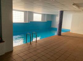 Económico apartamento con piscina，位于阿尔梅纳拉的酒店