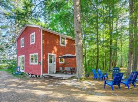 Quiet and Remote Cottage on Panther Pond!，位于Raymond的酒店