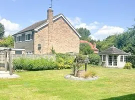 Luxe 5 bed house in Guildford. Morden amenities