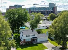 Curly's Quarters (4 Bedroom Home) w/ Lambeau view