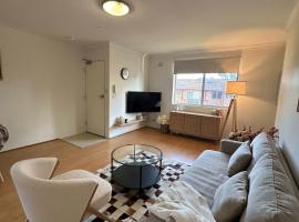 Cute & Light-filled Apartment - near Liverpool CBD，位于利物浦的酒店