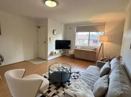 Cute & Light-filled Apartment - near Liverpool CBD