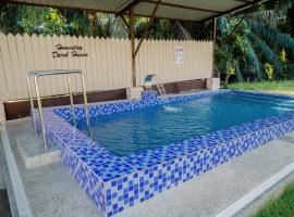 Adorable 2-bedroom home with Pool, Wi-Fi and BBQ，位于Rembau的酒店