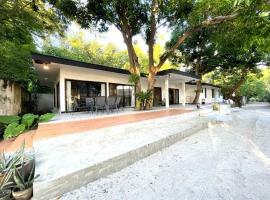 Modern 4BD Beachfront Villa Fast Wifi Pet Friendly，位于利安的酒店