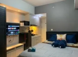 Studio with pool & next to mall