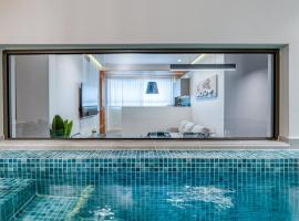 Modern Urban Oasis with Private Plunge Pool，位于比雷埃夫斯的酒店