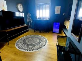 stylish apartment by the SEA，位于阿什杜德的酒店