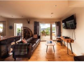 Luxury Cottage with Stunning Views near Fairy Pools - School House 3，位于卡博斯特的酒店