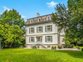 Entire Zurich Villa, Your Private Luxury Escape with in house staff，位于苏黎世的酒店