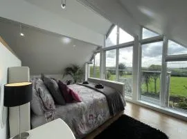 5 Bed House-Sleeps 14-Hot Tub-Bar-Garden-Parking