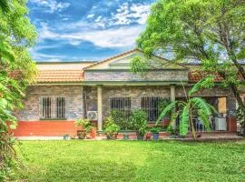 Casa grande y privada, jardín & estacionamiento