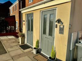 Spacious 4-Bed House Close to City Centre，位于伍尔弗汉普顿的酒店