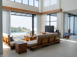 Beverly Hill Mountain City View Villa 8 bedrooms with a private heated swimming pool and a movie room，位于Bengkok的酒店