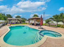 West Covina Gem with Pool 25 Mi to Disneyland!，位于西科维纳的酒店
