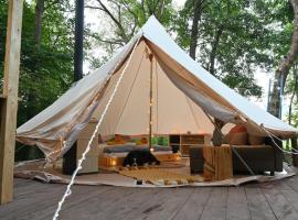 Glamping ŠumVody，位于胡门内的豪华帐篷