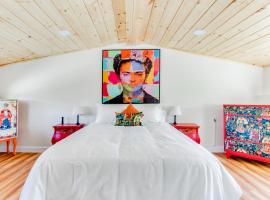 Sunny Westport 2 BR Retreat above Historic Mill，位于韦斯特波特的酒店