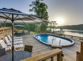 Lakefront Gladewater Retreat with Dock and Hot Tub!，位于Gladewater的酒店