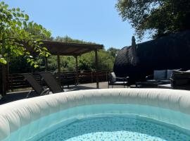 Aux &Eacute;tangs de Jourgnac - Cabane M&eacute;gaPod，位于Jourgnac的豪华帐篷