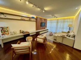 Apartamento no centro com varanda e vaga de garagem