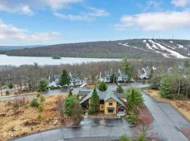 mountain cabin in Lake harmony - walk or drive to BB SKI and Lake, JACK FROST Ski mts with POOL, BEACH, LINENS, TOWELS, HOTTUB, GAMES, GRILL
