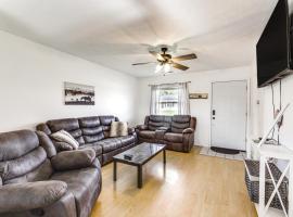 Quiet Dry Ridge Home with Yard - Near Ark Encounter!，位于干岭的酒店